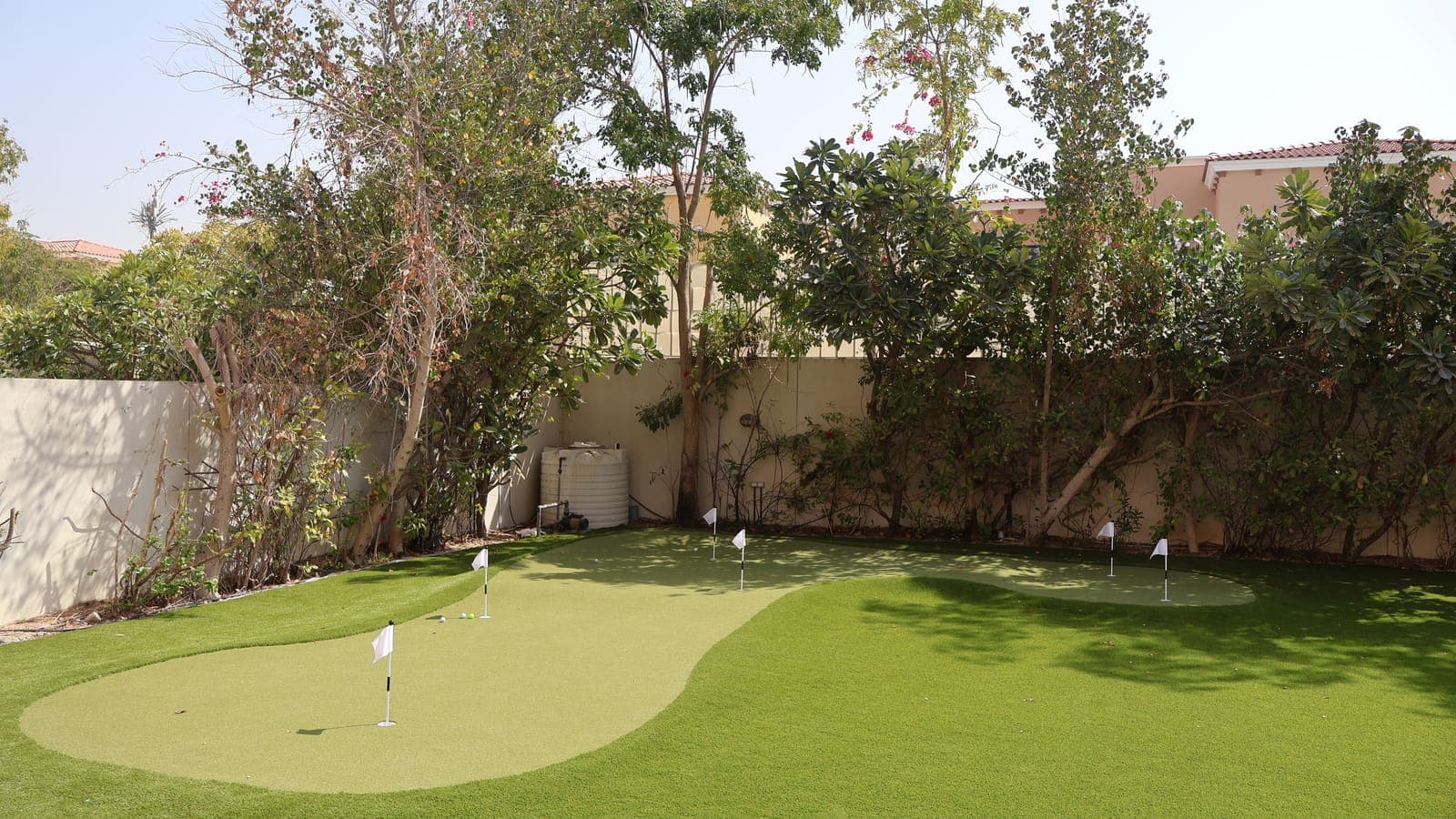 Synthetic Putting Green vs Natural Grass in the UAE